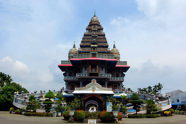 Triadi wibowo/Sumut pos GEREJA: Gereja Graha Bunda Maria Annai Velangkanni di Jalan Sakura, Perumahan Taman Sakura Indah, Tanjung Selamat, Medan. Gereja yang berdesain seperti kuil di India ini merupakan salah satu objek wisata yang banyak di kunjungi di