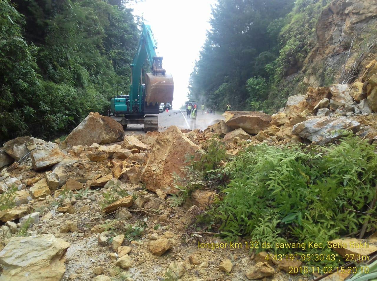 Foto dok. BPB Aceh  Alat berat jenis beko sedang membersihkan badan jalan yang tertimbun material longsor, di Aceh Jaya- Aceh, Jumat (2/11/2018).