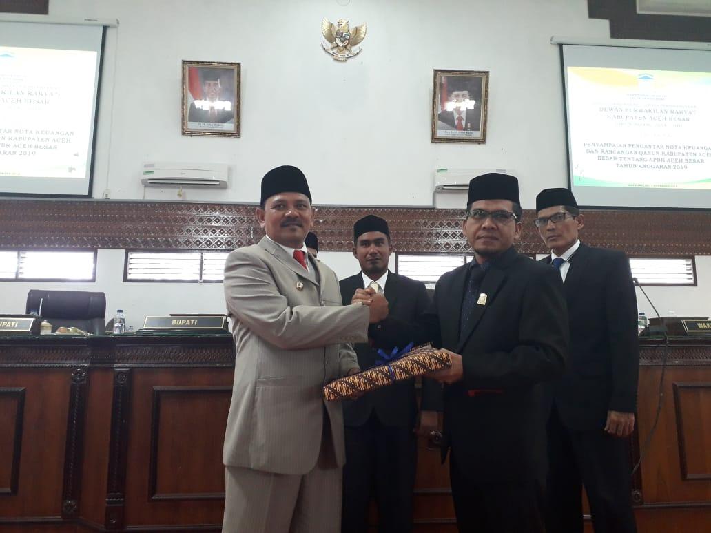 Foto Dahlan/SUMUTPOS.CO  Bupati Aceh Besar Ir.Mawardi Ali (kiri) didampingi Sekdakab Drs. Iskandar menyerahkan pengantar Nota Keuangan Rancangan qanun APBK tahun 2019 yang diterima langsung oleh Ketua DPRK setempat, Sulaiman,SE didamlingi Wakil ketua DPRK