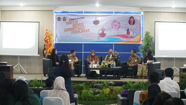 ISTimewa/sumut pos SEMINAR: Akademisi Program Diploma III Administrasi Perpajakan FISIP Universitas Sumut saat menggelar Seminar Nasional tentang Perpajakan.
