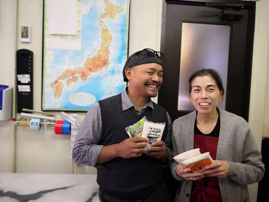 Foto: dahlan iskan/disway. Rustono raja tempe di Jepang didampingi sang istri di pabriknya.