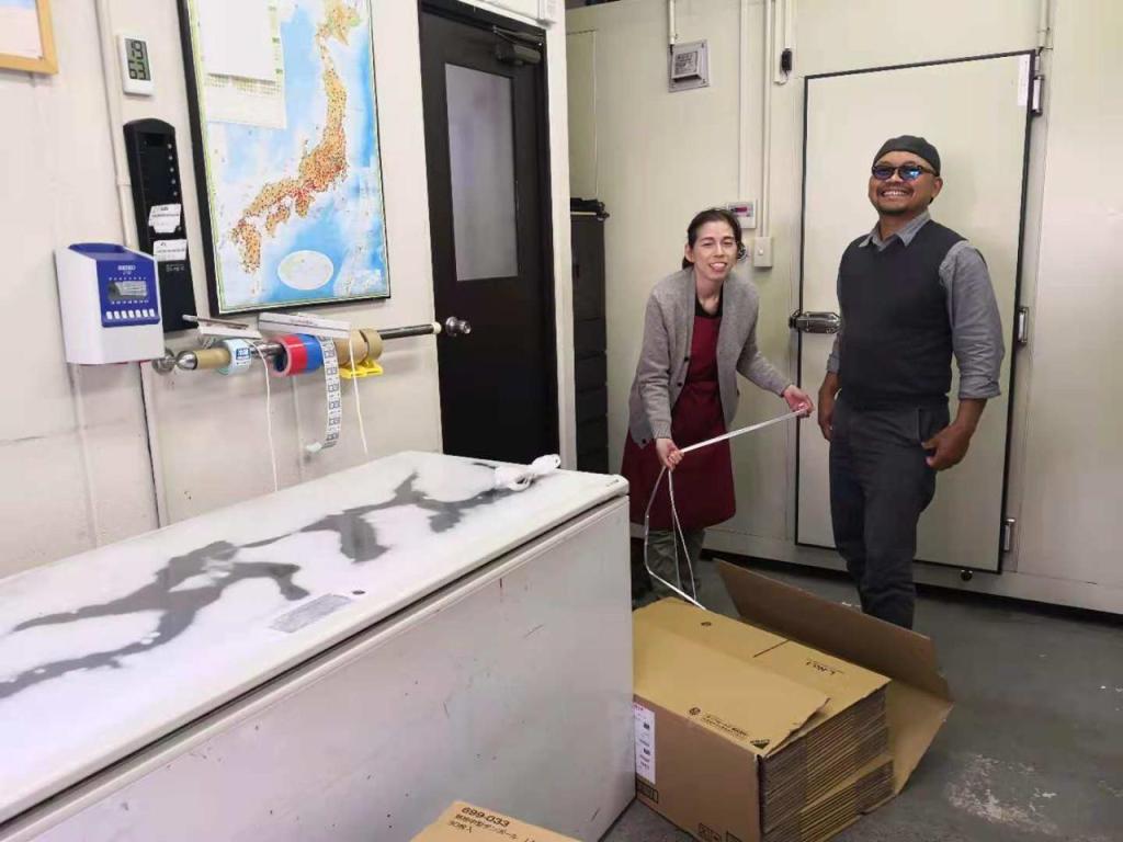 Foto: dahlan iskan/disway. Rustono raja tempe di Jepang didampingi sang istri di pabriknya.