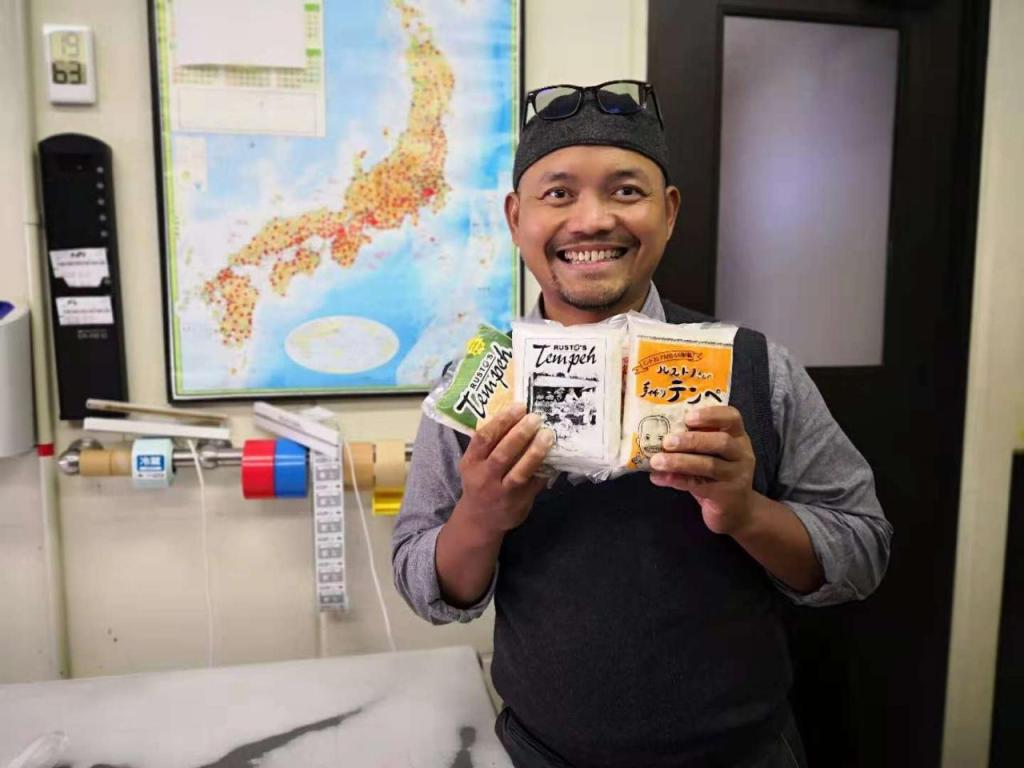 Berkat sumber air dari kuil itu, Rustono berhasil membuat tempe dengan sempurna.