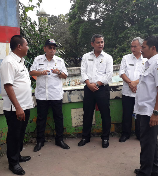 istimewa/smut pos DISKUSI: Sekda Kota  Medan Wiriya Alrahman diskusi bersama Kadis PU Medan Khairul Syahnan.  saat meninjau saluran drainase di Jalan Guru Patimpus kawasan Podomoro, Rabu (31/10) sore. (Istimewa)