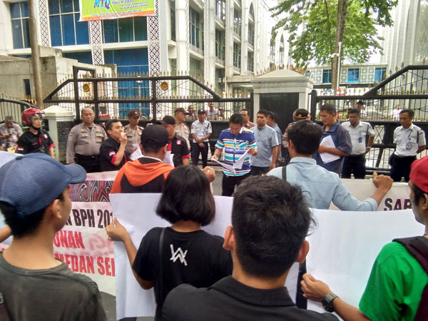 frans/sumut pos TUNTASKAN:Puluhan Gerakan Mahasiswa Labuhanbatu (GERMALAB) saat berunjukrasa di DPRD Sumut, Jalan Imam Bonjol Medan, Jumat (9/11) siang.