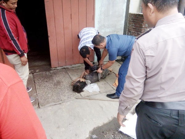 FACHRIL/SUMUT POS  OLAH TKP: Petugas Polsek Belawan melakukan olah TKP tempat ditemukannya jenazah, Kamis (1/10).