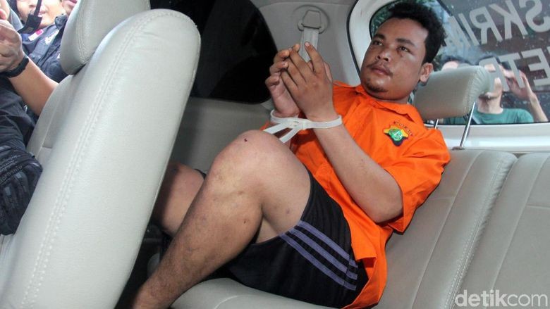 IST/Sumut Pos DIAMANKAN:  Haris Simamora,  diamankan  tim gabungan Polda Metro Jaya dan Polres Bekasi Kota. Pelaku dibawa untuk diselidiki lebih lanjut menggunakan mobil petugas.