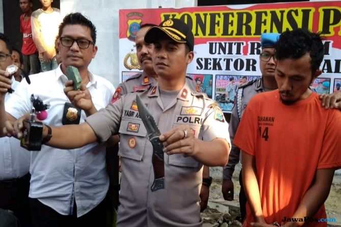 Prayugo Utomo/JPC Polisi menunjukkan tersangka dan barang bukti. 