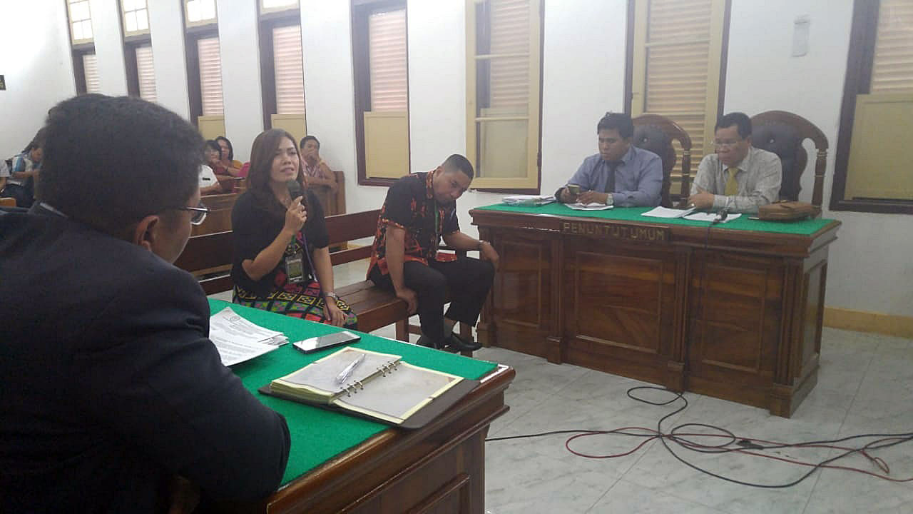 AGUSMAN/SUMUT POS BERI KESAKSIAN: Kedua saksi saat memberikan kesaksian di pengadilan, Senin (5/11).