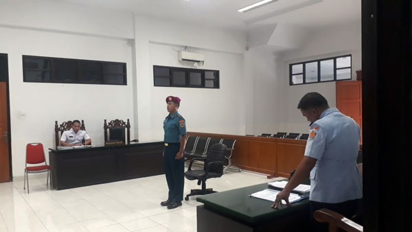 AGUSMAN/SUMUT POS SIDANG: Pelda Mar Saleh Usman, saat menjalani persidangan di Pengadilan Oditur Militer, Rabu (14/11).