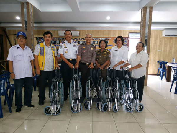 ISTimewa/sumut pos KURSI RODA: Pengurus Lions Club Medan, melalui Ir Karun Wirianto menyerahkan 5 kursi roda yang diterima Ketua Pelaksana Jannes Manurung dan Sekum Folala Gea di Lubukpakam.