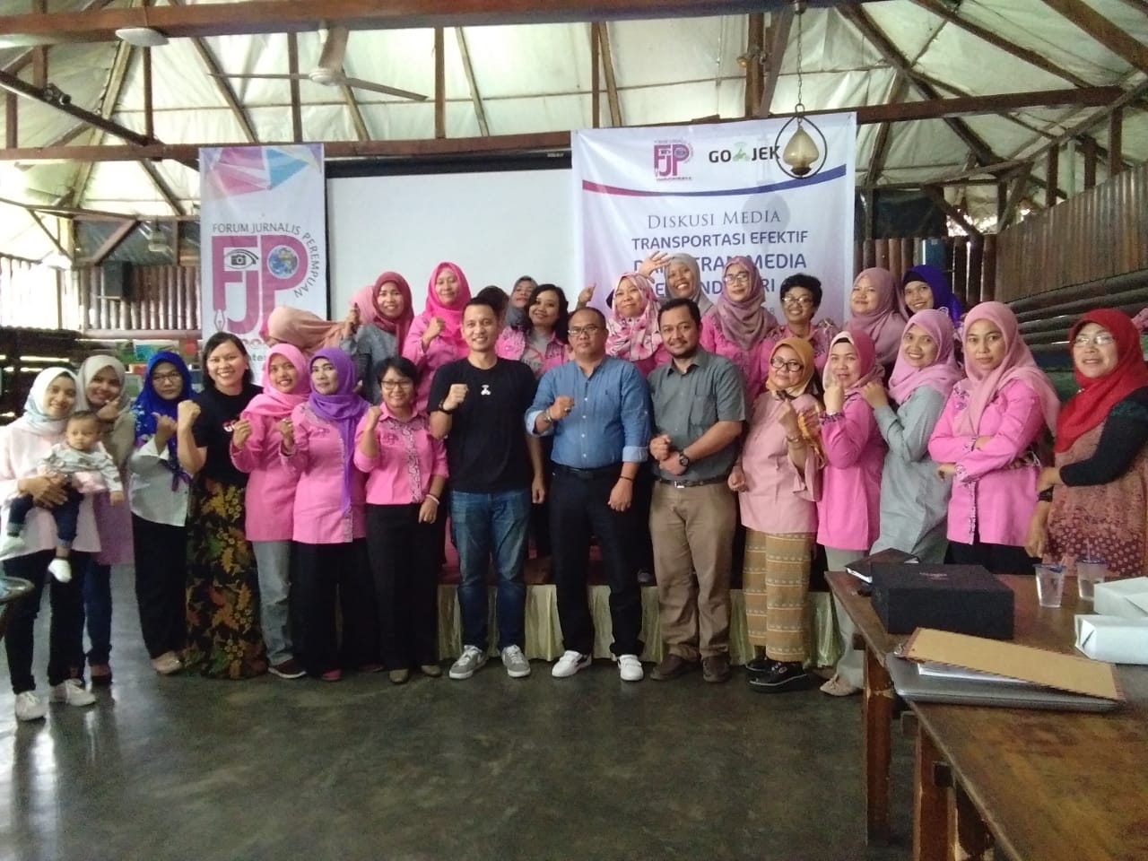 BERSAMA: FJPI Sumut foto bersama Head of Regional Corporate Communica-tions GOJEK Sumatera, Teuku Parvinanda dan lainnnya usai acara diskusi.