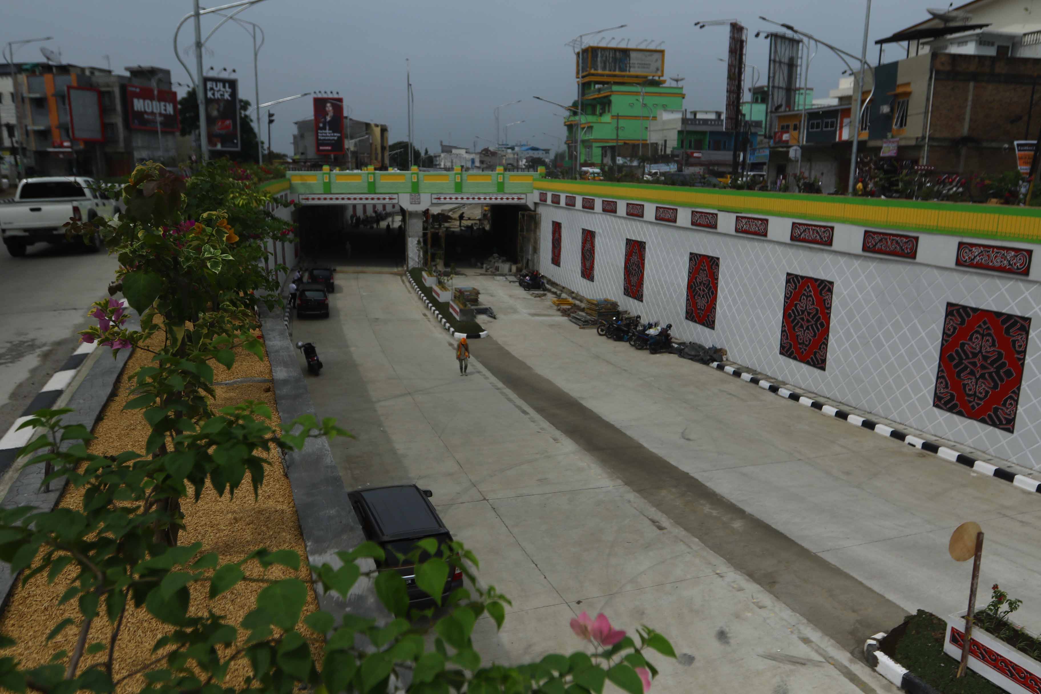 Triadi wibowo/Sumut pos- Pekerja menyelesaikan proyek pembangunan Underpass di Jalan Brigjen Katamso, Medan, Kamis (2712). Pembangunan Underpass yang memiliki total panjang 1.600 meter tersebut kini mulai difungsionalkan dan tinggal menunggu peresmian.
