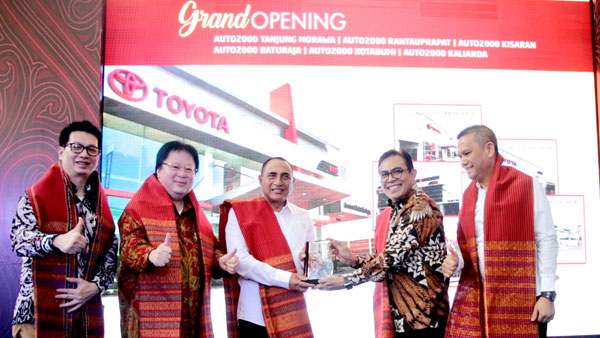 PIAGAM:   Chief Executive Auto2000, Tujuh Martogi Siahaan saat memberikan piagam kepada Gubsu, Eddy Rahmayadi saat peresmian enam outlet Auto2000, di gedung Auto2000 Tanjung Morawa, Deliserdang, Senin (17/12).