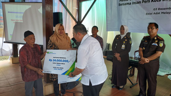 istimewa/sumut pos BERIKAN: Kepala Kantor Cabang BPJS-TK Binjai, TM Haris Sabri Sinar menyerahkan santunan kematian biasa sebesar Rp24 juta  kepada  para ahli waris.