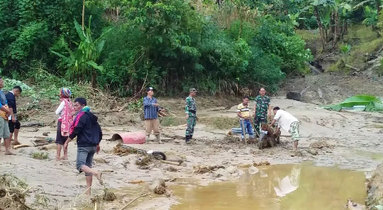 CARI KORBAN: Personel TNI bersama warga mencari korban yang hanyut terbawa banjir yang melanda Dairi, Selasa (18/12).