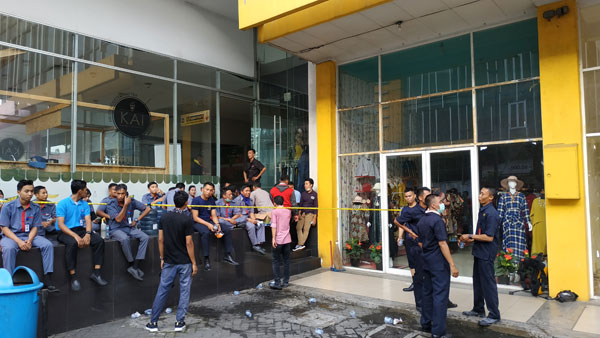 TEDDY/SUMUT POS BERHAMBURAN: Para pekerja di Binjai Super Mall berhamburan keluar gedung ketika asap mengepung lokasi perbelanjaan itu.