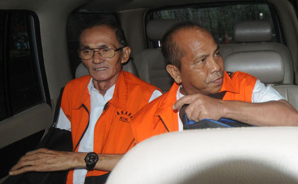 TAHANAN: Mantan anggota DPRD Sumut Pasiruddin Daulay dan Elezaro Duha menaiki mobil tahanan usai diperiksa di gedung KPK, Senin (3/11).