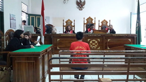 AGUSMAN/SUMUT POS  SIDANG: Benny Restu Syahputra, terdakwa kurir 1 ons sabu saat menjalani sidang vonis.
