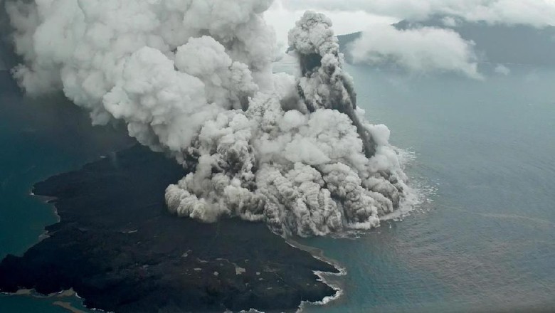 dok. Susi Air  ERUPSI: Kondisi erupsi Gunung Anak Krakatau usai tsunami dari pantauan udara, Minggu (23/12).
