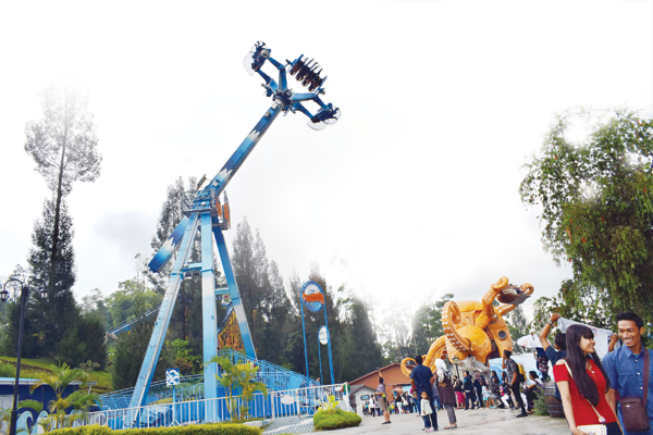 TSUNAMI: Wahana permainan Tsunami menjadi favorit bagi kalangan yang datang ke Mikie Holiday and Funland.