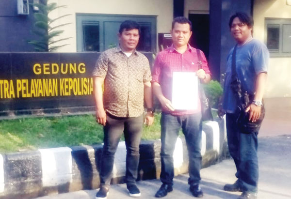 ist MELAPOR: Irvan (tengah) melaporkan dua pria yang mengancam akan membunuhnya.
