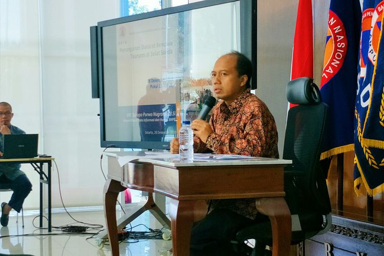 Kepala Pusat Data Informasi dan Humas BNPB Sutopo Purwo Nugroho menggelar konferensi pers terkait perkembangan penanganan dampak tsunami di Selat Sunda di Kantor BNPB, Jakarta, Jumat (28/12/2018).