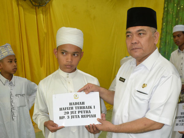 ZAHRA:  Ketua Harian LPTQ Sumut Dr H Asren Nasution MA menyerahkan hadiah pada hafizhah terbaik 1 Juz dan tilawah Zahra Shafira (10 tahun).