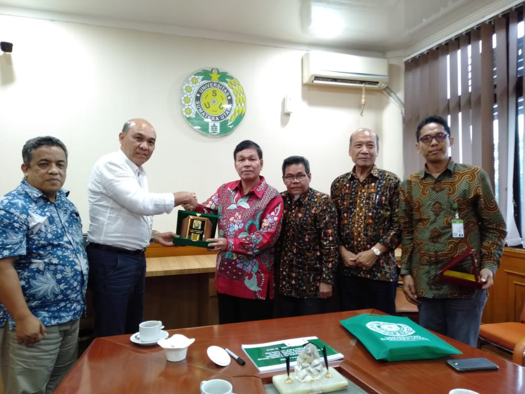 Foto: TPL for Sumut Pos  KERJASAMA RISET: Rektor USU Prof DR Runtung Sitepu (tiga dikiri), Direktur TPL Mulia Nauli (Dua Kanan), Ketua Pusat Kajian IPTEKS USU Prof DR Zul Alvian (Tiga Kanan), Wakil Prof DR Harlem Marpaung (Dua Kanan), Sekretaris Dr Taufik