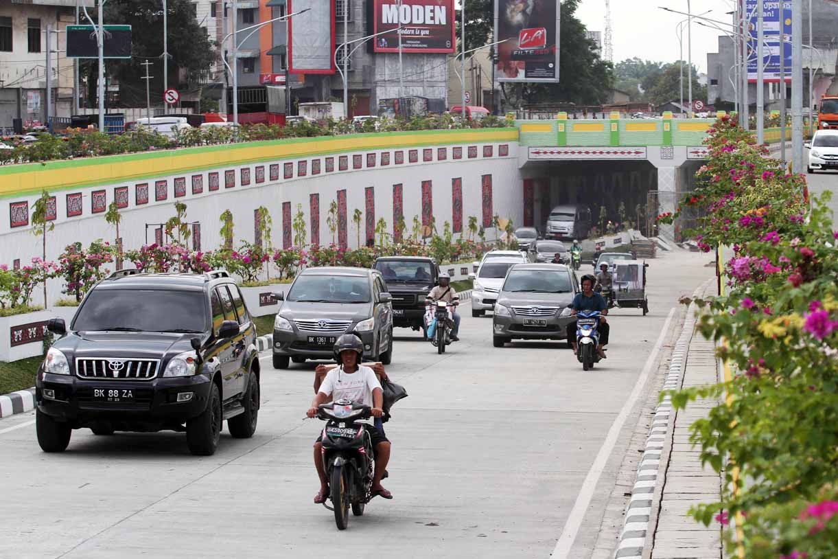 SUTAN SIREGAR/SUMUT POS MELINTAS_Sejumlah pengendara melintas di ruas underpass saat uji coba di Jalan Brigjend Katamso Medan, Jumat (28/12/2018). Underpass yang dibangun untuk mengurangi kemacetan di kawasan itu mulai diujicoba sebelum diresmikan dan dio