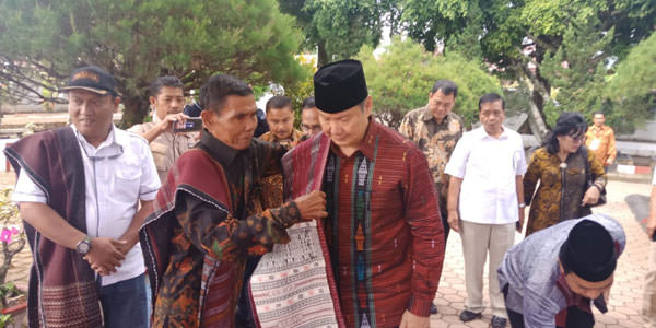 ISTIMEWA ZIARAH: Wakil Ketua Dewan Pembina Partai Gerindra Hashim S Djojohadikusumo (kanan- depan) diulosi saat berziarah ke makam isingamagaraja, belum lama ini.