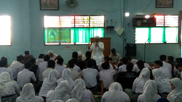 PRAN HASIBUAN/SUMUT POS CERAMAH: Anton Bachrul Alam berceramah di hadapan ratusan pelajar Sekolah Amir Hamzah, Jalan Meranti Medan, Selasa (22/1).