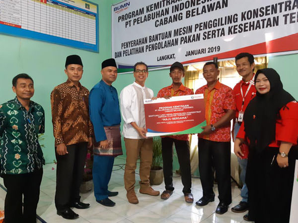 ist BERSAMA: Direktur SDM, M. Hamied Wijaya  menyerahkan bantuan secara simbolis kepada Kelompok Ternak di Desa Kepala Sungai, Kecamatan Secanggang, Langkat.