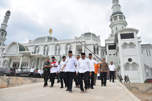 SOPIAN/SUMUT POS RESMIKAN: Gubernur Sumatera Utara Edy Ramayadi didampingi Wali Kota Tebingtinggi Ir Umar Zunaidi Hasibuan bersama undangan usai meresmikan Masjid Agung milik Pemko Tebingtinggi.