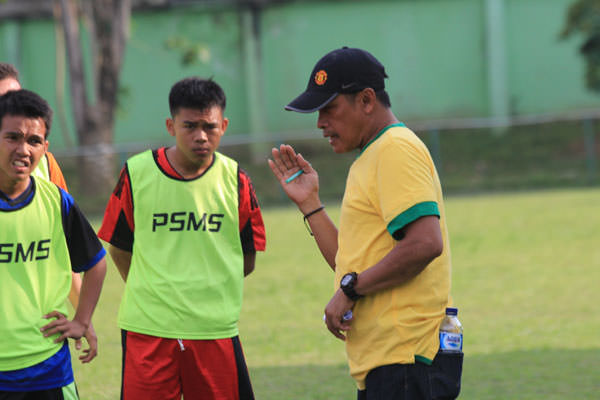 doni hermawan/sumut pos INSTRUKSI: Pelatih PSMS, Abdul Rahman Gurning memberi arahan kepada para pemain seleksi pekan lalu.