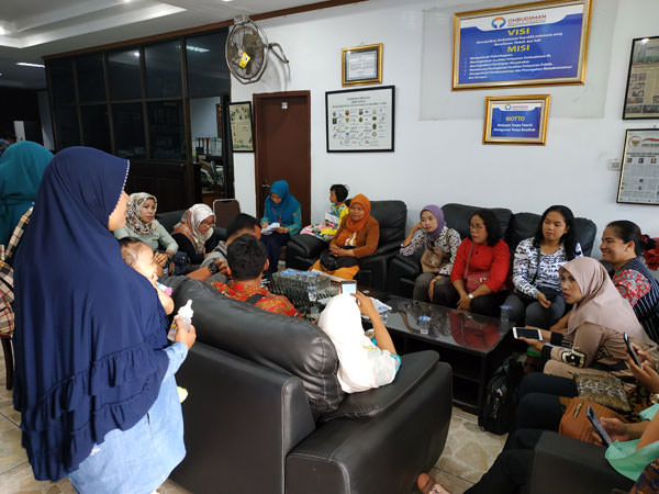 M Idris/sumut pos LAPOR: Guru honorer saat melapor ke Ombudsman.