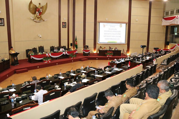 M Idris/SUMUT POS LAPORAN: Anggota DPRD Medan, Lily saat membacakan laporan pelaksanaan reses III tahun 2018 pada rapat paripurna, Selasa (22/1).