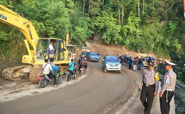 istimewa PASKA-LONGSOR: Sejumlah kendaraan melintas paska-longsor menerjang Jembatan Sidua-dua, beberapa waktu lalu.
