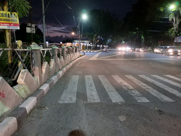 Salah satu contoh zebra cross terhalang tembok.