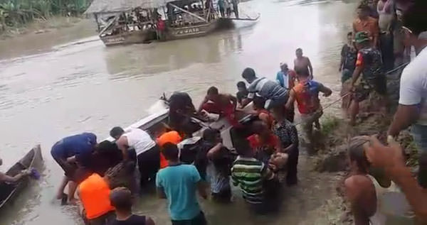 bambang/SUMUT POS EVAKUASI: BPBD  Langkat dengan dibantu warga sekitar, berusaha mengevakuasi  para korban di dalam mobil Taft yang jatuh ke Sungai Wampu. Lima korban ditemukan meninggal di dalam mobil tersebut, sedangkan dua korban hanyut.