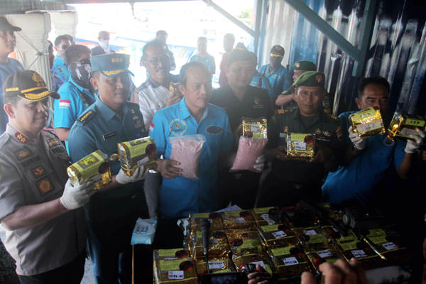 SUTAN SIREGAR/SUMUT POS BARANG BUKTI: Deputi Pemberantasan BNN Irjen Pol Arman Depari (kedua kiri) menunjukkan barang bukti narkotika yang diselundupkan di dermaga Bea Cukai Pelabuhan Belawan, Medan, Selasa (15/1).