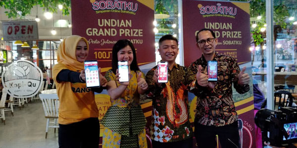 ist/Sumut Pos PERS: Head of SOBATKU, Oktavia Laksmi Wardani  didampingi menunjukkan aplikasi SOBATKU dalam ramah tamah di Ringroad City Walks, Jumat (18/1) sore.