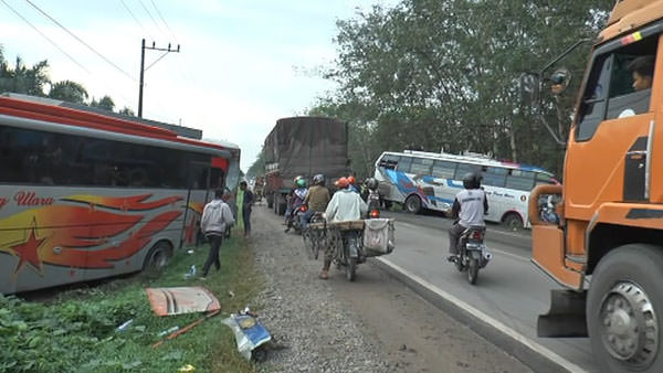 tomy/sumut pos TERPEROSOK: Bus Batang Pane Baru dan Bintang Utara terperosok ke tepi jalan usai menabrak pengendara sepeda motor.