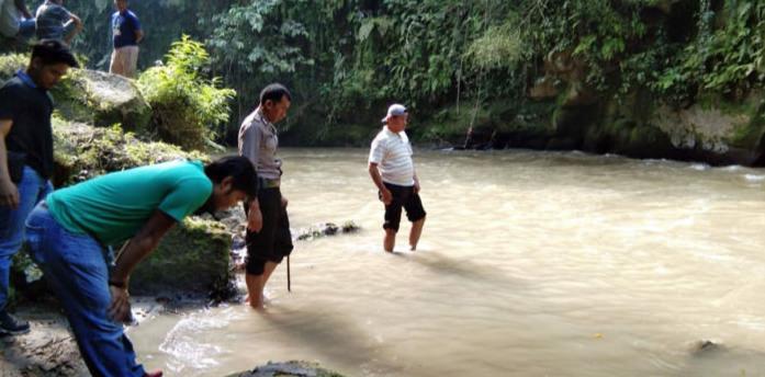 SOLIDEO/SUMUT POS PENCARIAN: Dibantu warga, polisi melakukan  pencarian di Sungai Lau Biang Desa Kandibata, Kecamatan Kabanjahe, Minggu (24/2).