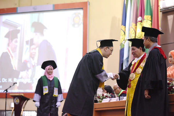 BAGUS SYAHPUTRA/Sumut Pos WISUDA: Prosesi wisuda di Auditorium USU, Selasa (26/2).