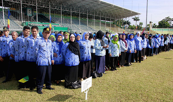 File/Sumut Pos APEL: Ribuan ASN Sumut saat apel mengikuti salah satu kegiatan di Stadion Teladan, belum lama ini.
