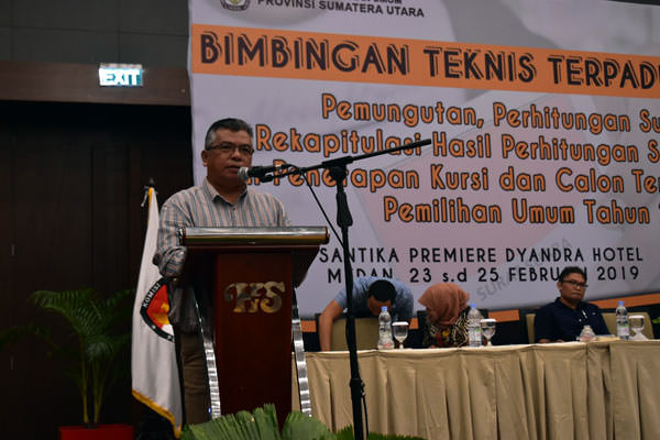 ist BIMTEK: Ketua KPU Sumut Yulhasni sampaikan sambutan pada bimbingan teknis yang diselenggarakan di Hotel Santika Dyandra pada 23-25 Februari.