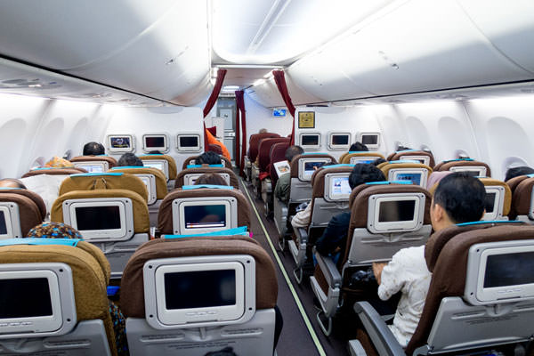 knaviation.net KABIN PESAWAT:  Kabin pesawat Boeing 737 800 berkapasitas 162 penumpang. Maskapai Garuda Indonesia menyiapkan pesawat Boeing 737 800 untuk melayani rute Bandara Soekarno-Hatta-Bandara Silangit, dalam waktu dekat.