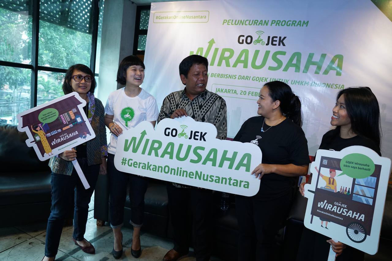 ISTIMEWA LUNCUR: Chief Commercial Expansion GOJEK Catherine Hindra Sutjahyo bersama pada pelaku UMKM saat peluncuran GOJEK WIRAUSAHA di Jakarta, belum lama ini.