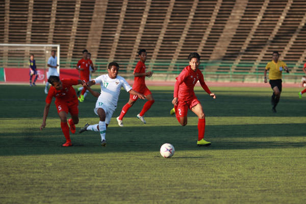 net KAWAL: Billy Keraf dikawal dua pemain Myanmar saat laga Piala AFF U-22.